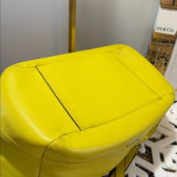 Coach beautiful soft muted golden yellow leather bag, satin tan lining, - Picture 9 of 16